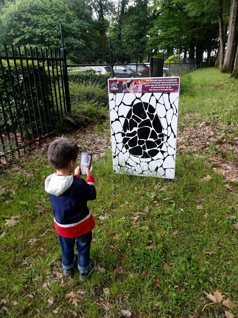 Max playing with the Dino Hunter Boxtel app at the entrance to the Oertijdmuseum at the Bosscheweg street