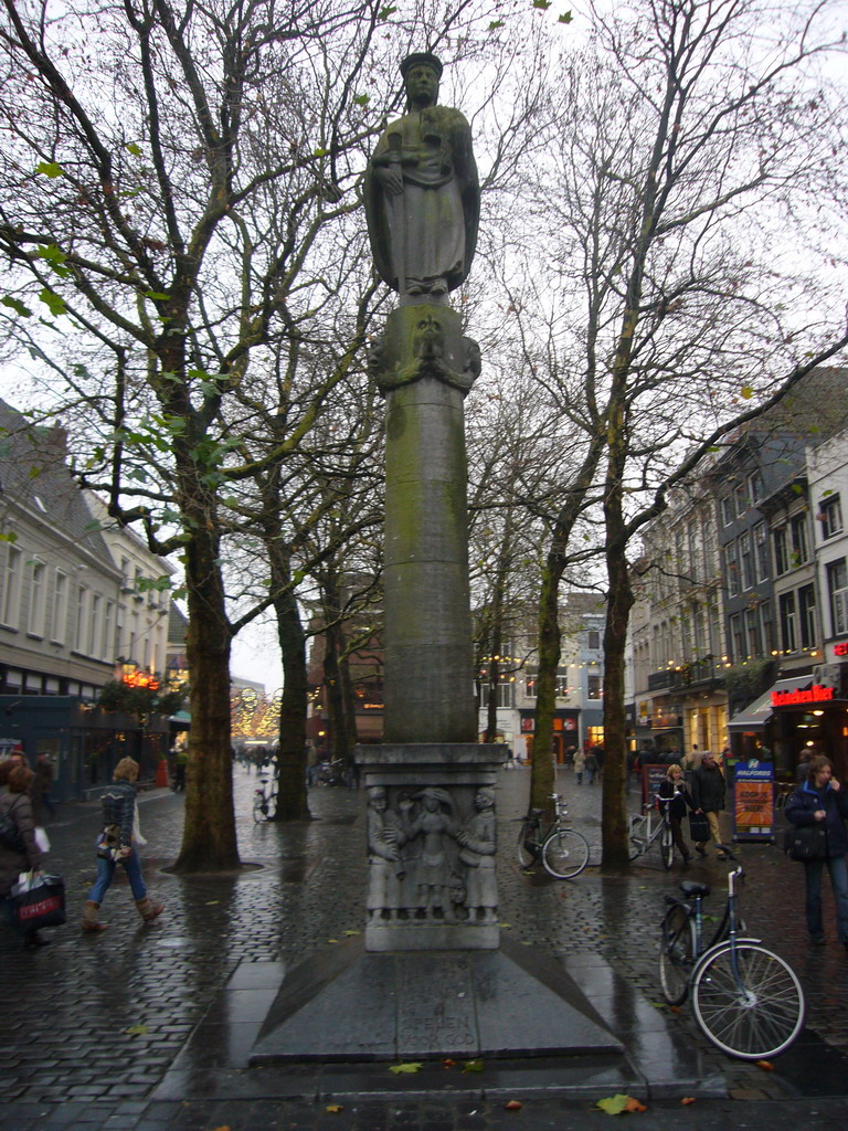 The statue `Judith met het hoofd van Holofernes` on the Grote Markt square