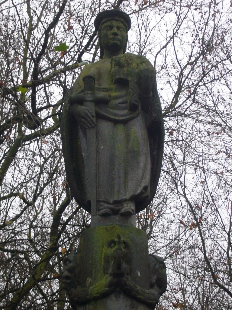 The statue `Judith met het hoofd van Holofernes` on the Grote Markt square