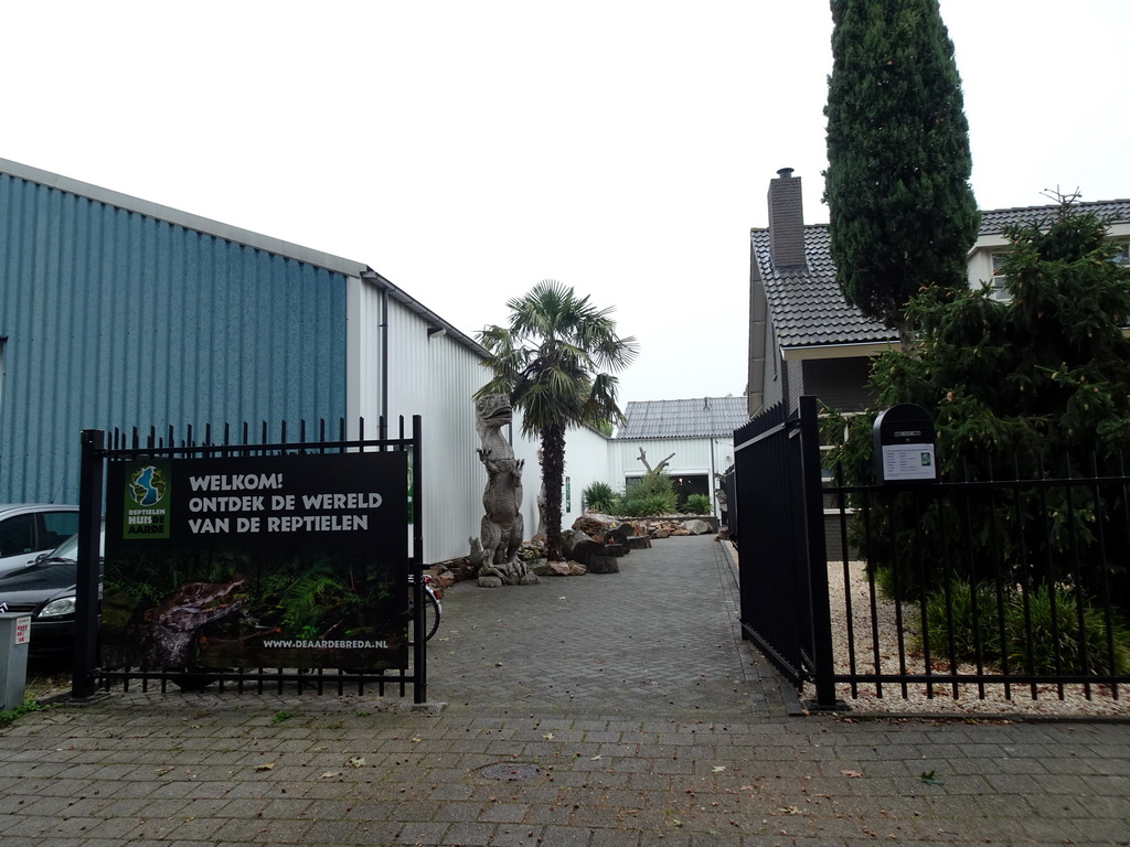 Entrance of the Reptielenhuis De Aarde zoo at the Aardenhoek street