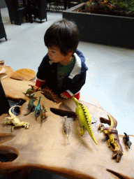 Max playing with dinosaur toys at the lower floor of the Reptielenhuis De Aarde zoo