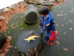 Max with dinosaur toys at the entrance to the Reptielenhuis De Aarde zoo at the Aardenhoek street