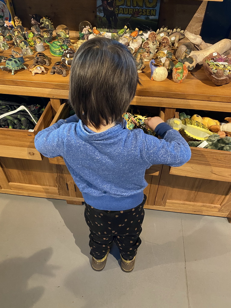 Max at the souvenir shop at the lower floor of the Reptielenhuis De Aarde zoo