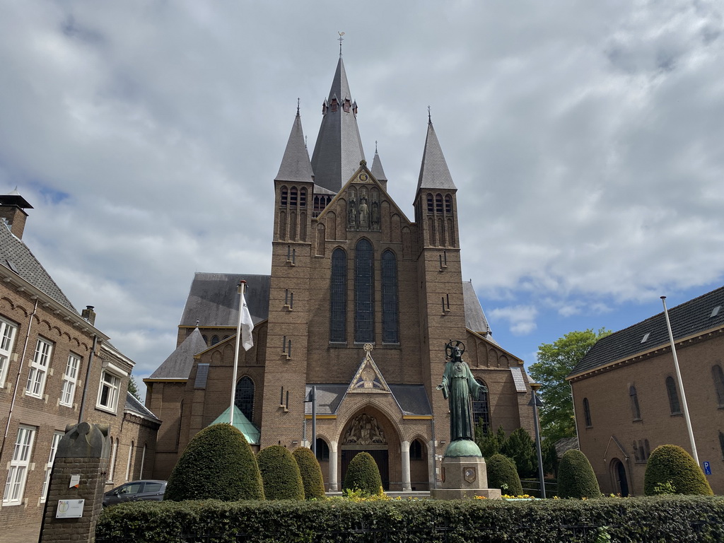 Front of the Sint Laurentiuskerk church with the Heilig Hartbeeld statue at the Ginnekenweg street