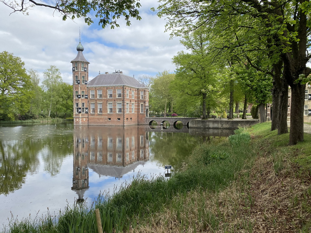 Pond and the southwest side of Bouvigne Castle, viewed from the Bouvignelaan street