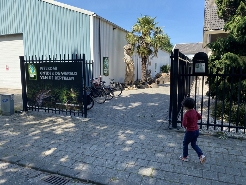 Max at the entrance of the Reptielenhuis De Aarde zoo at the Aardenhoek street