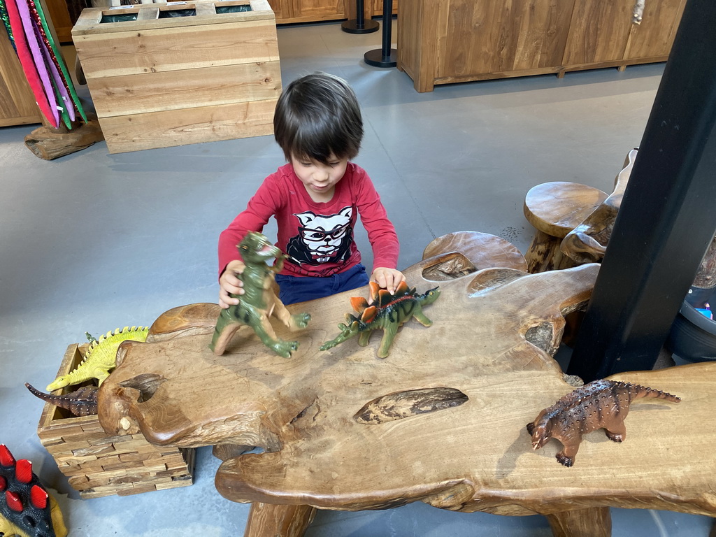 Max playing with dinosaur toys at the lower floor of the Reptielenhuis De Aarde zoo