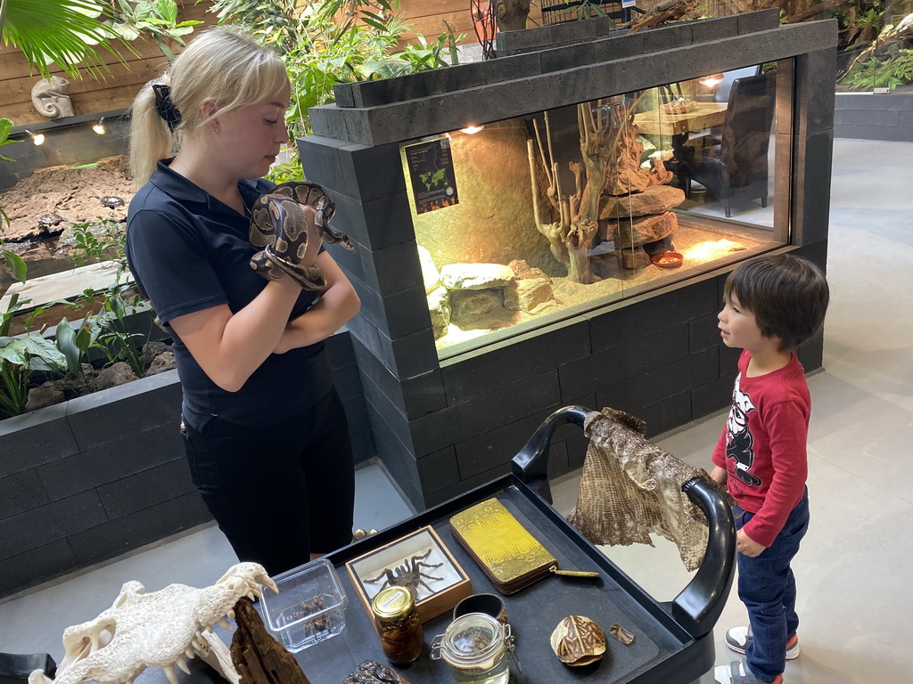 Max and a zookeeper with a Ball Python at the lower floor of the Reptielenhuis De Aarde zoo