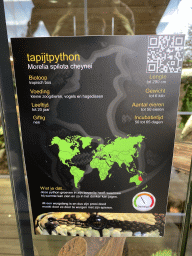 Explanation on the Carpet Python at the upper floor of the Reptielenhuis De Aarde zoo