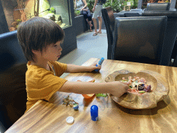 Max playing with an anatomical scale model of a frog at the lower floor of the Reptielenhuis De Aarde zoo