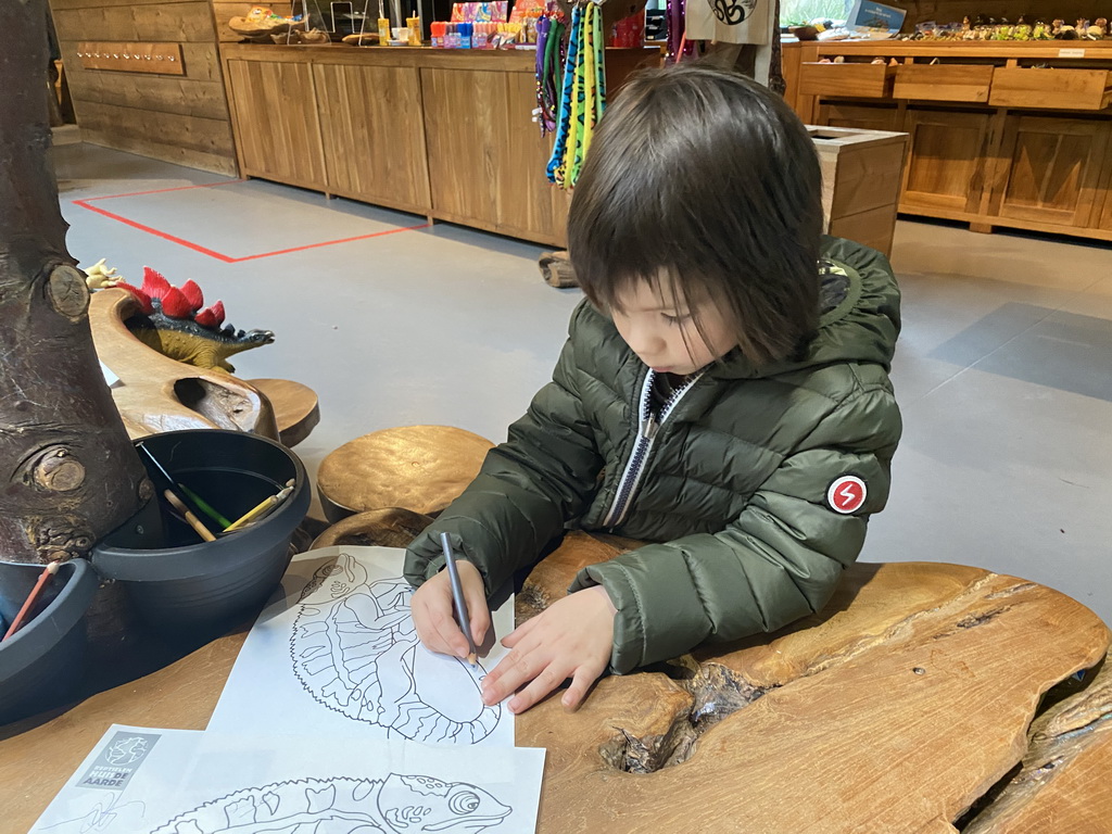 Max colouring a drawing at the lower floor of the Reptielenhuis De Aarde zoo
