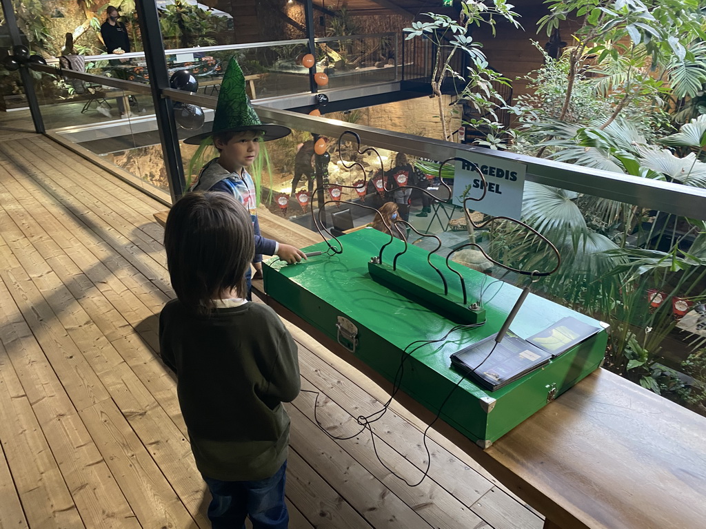 Max and his friend doing the lizard game at the upper floor of the Reptielenhuis De Aarde zoo, during the Halloween 2020 event
