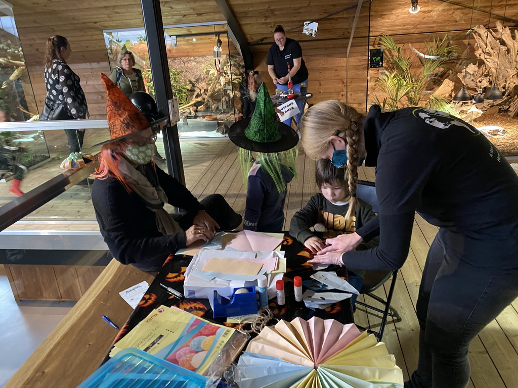 Max and his friend folding a paper ghost at the upper floor of the Reptielenhuis De Aarde zoo, during the Halloween 2020 event