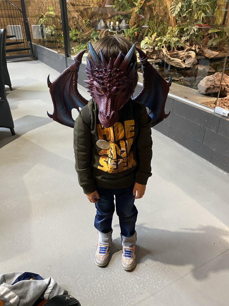 Max with dragon clothes at the lower floor of the Reptielenhuis De Aarde zoo, during the Halloween 2020 event
