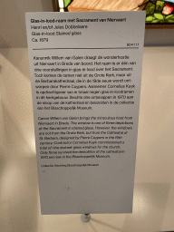 Explanation on the stained glass window with the Sacrament of Niervaert at the `De Collectie - 450 jaar kunst en geschiedenis` exhibition in Room 1 at the Ground Floor of the Stedelijk Museum Breda