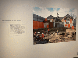 Photograph of excavations at the back side of the former Gasthuiscomplex building and current Stedelijk Museum Breda, at the `Ziek & Gezond - Collectielab` exhibition in Room 3 at the Ground Floor of the Stedelijk Museum Breda, with explanation