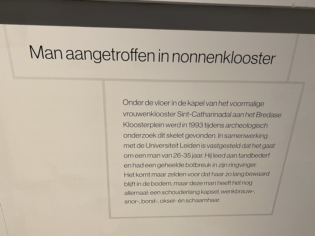 Explanation on the skull with teeth and hair at the `Ziek & Gezond - Collectielab` exhibition in Room 3 at the Ground Floor of the Stedelijk Museum Breda