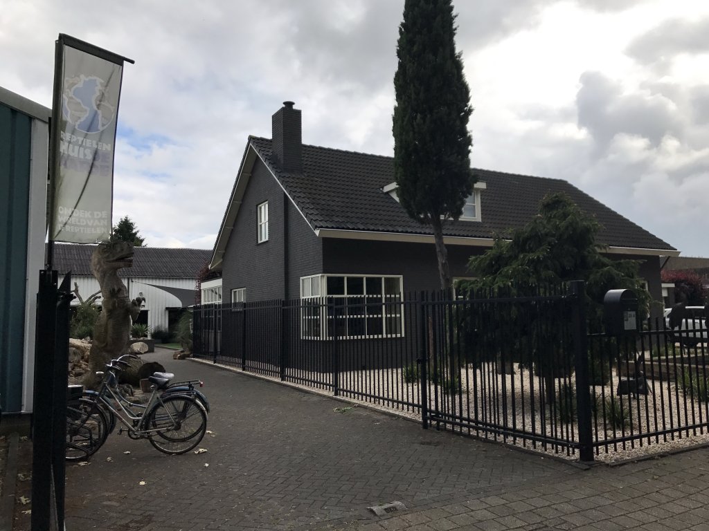 Entrance of the Reptielenhuis De Aarde zoo at the Aardenhoek street