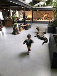 Max with a crocodile statue at the lower floor of the Reptielenhuis De Aarde zoo