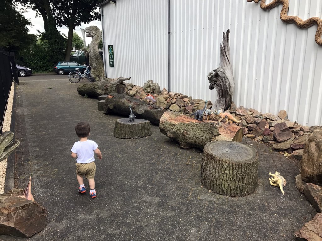 Max at the entrance of the Reptielenhuis De Aarde zoo at the Aardenhoek street