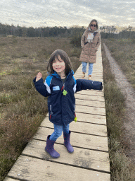 Miaomiao and Max at the north side of the Vlonderpad walkway at the Galderse Heide heather