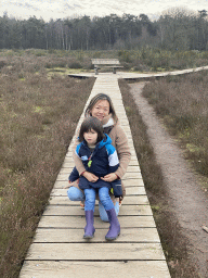 Miaomiao and Max at the center of the Vlonderpad walkway at the Galderse Heide heather