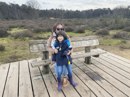 Miaomiao and Max on the bench at the center of the Vlonderpad walkway at the Galderse Heide heather