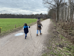 Miaomiao and Max on the road at the south side of the Galderse Heide heather