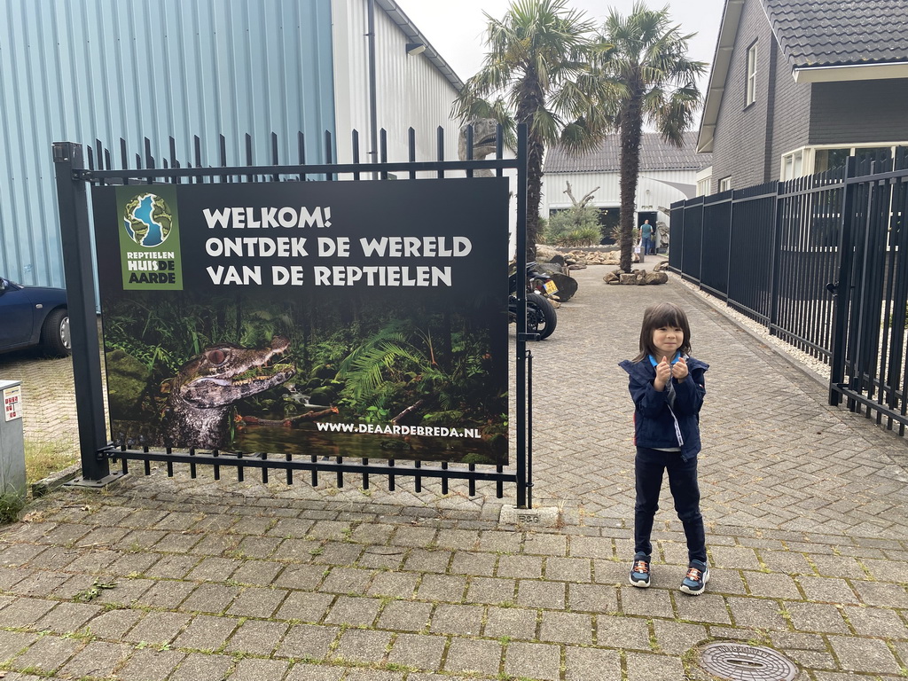 Max at the entrance of the Reptielenhuis De Aarde zoo at the Aardenhoek street