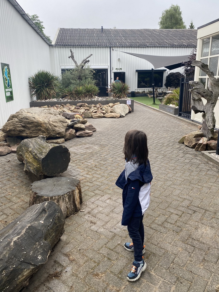 Max at the entrance of the Reptielenhuis De Aarde zoo at the Aardenhoek street