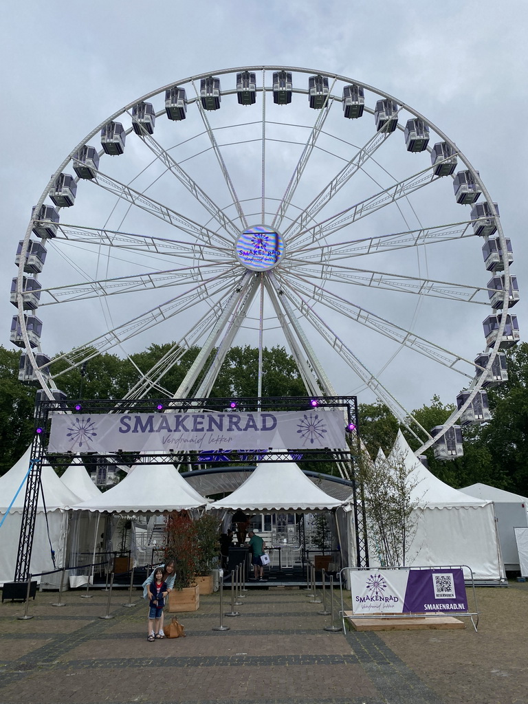 The Smakenrad ferris wheel at the Chasséveld square