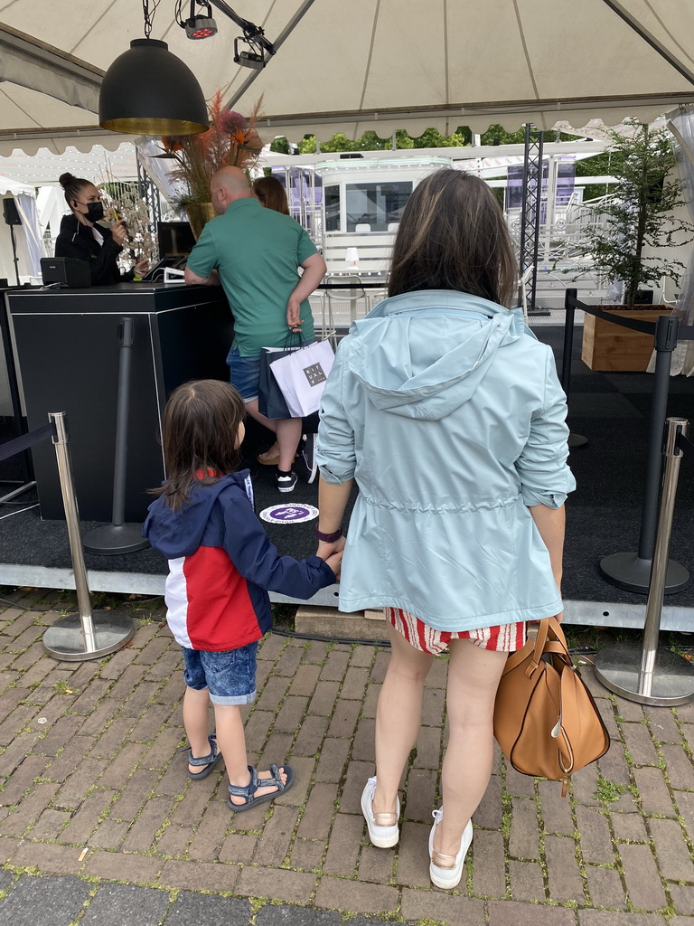 Miaomiao and Max in line for the Smakenrad ferris wheel at the Chasséveld square