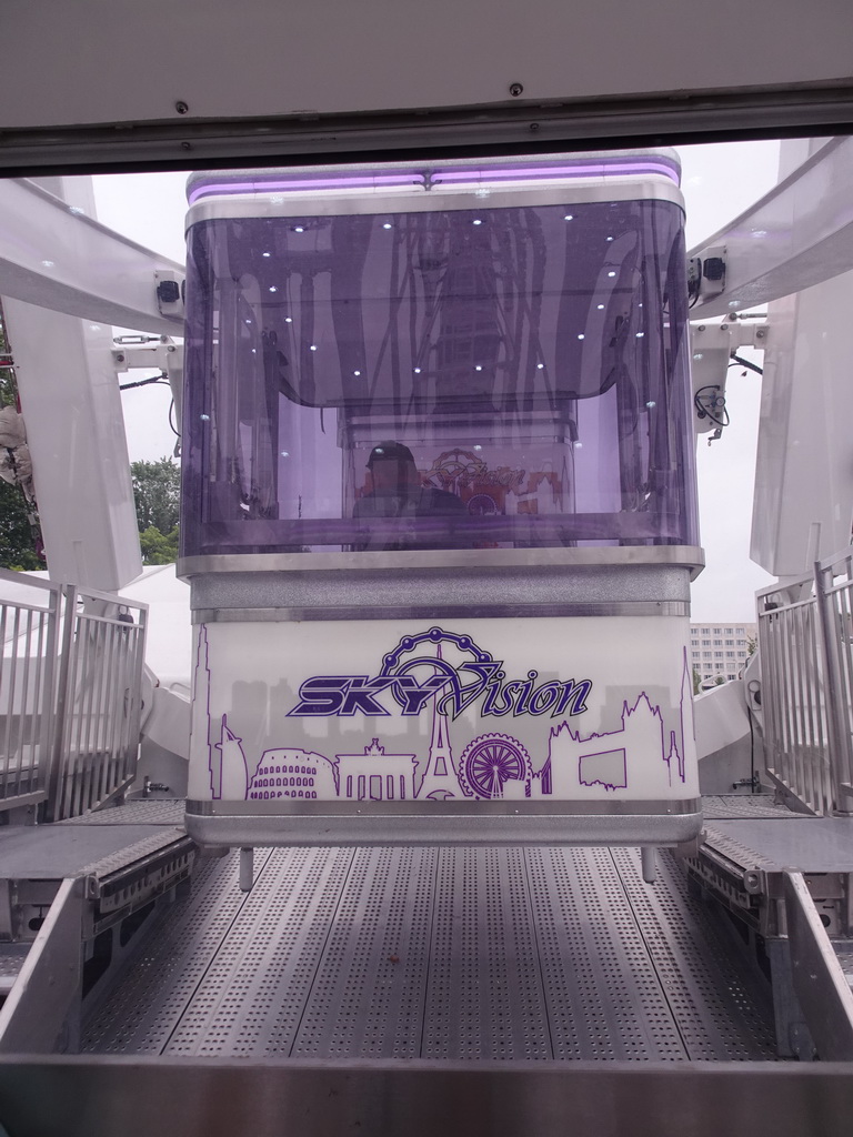 A capsule of the the Smakenrad ferris wheel at the Chasséveld square, viewed from our capsule