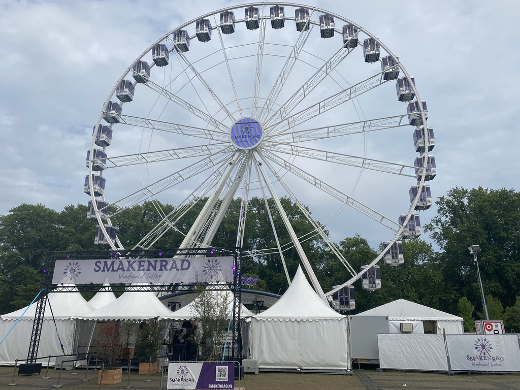 The Smakenrad ferris wheel at the Chasséveld square