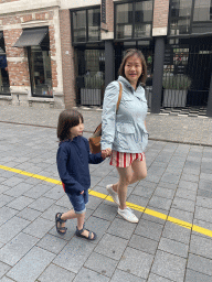 Miaomiao and Max at the Veemarktstraat street