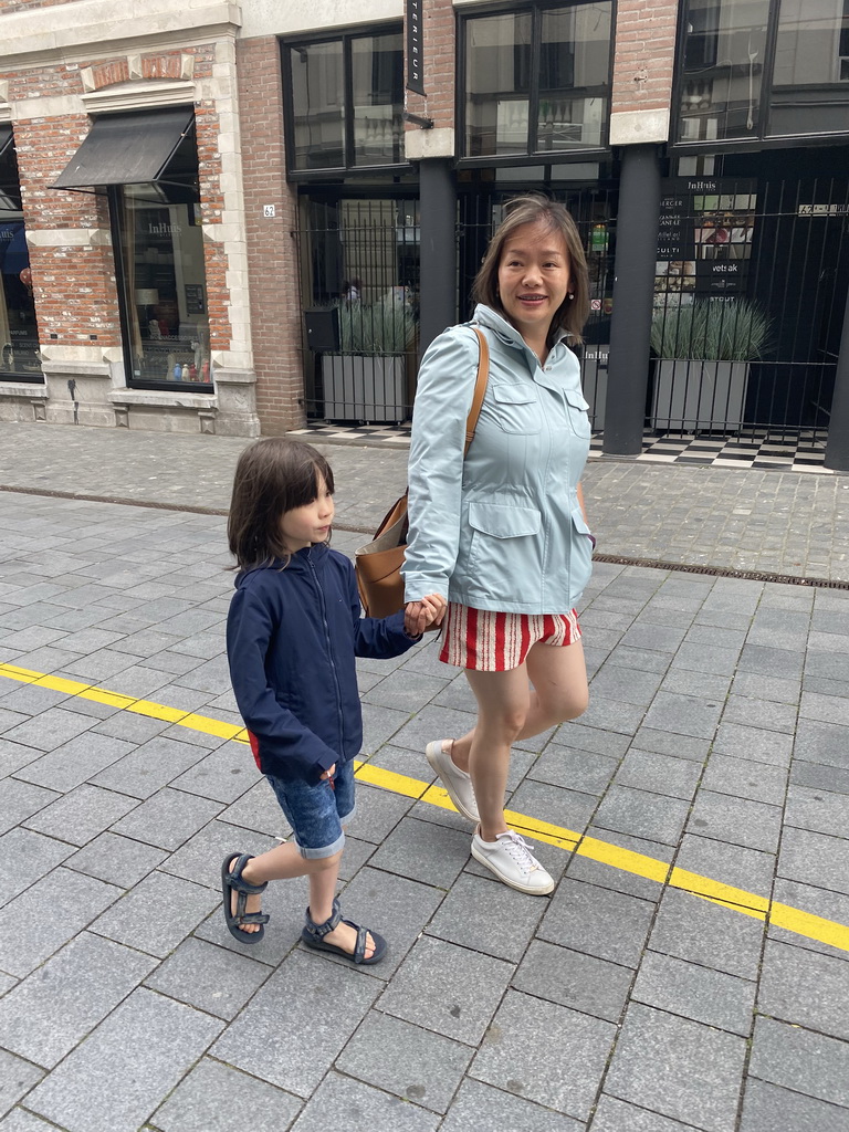 Miaomiao and Max at the Veemarktstraat street