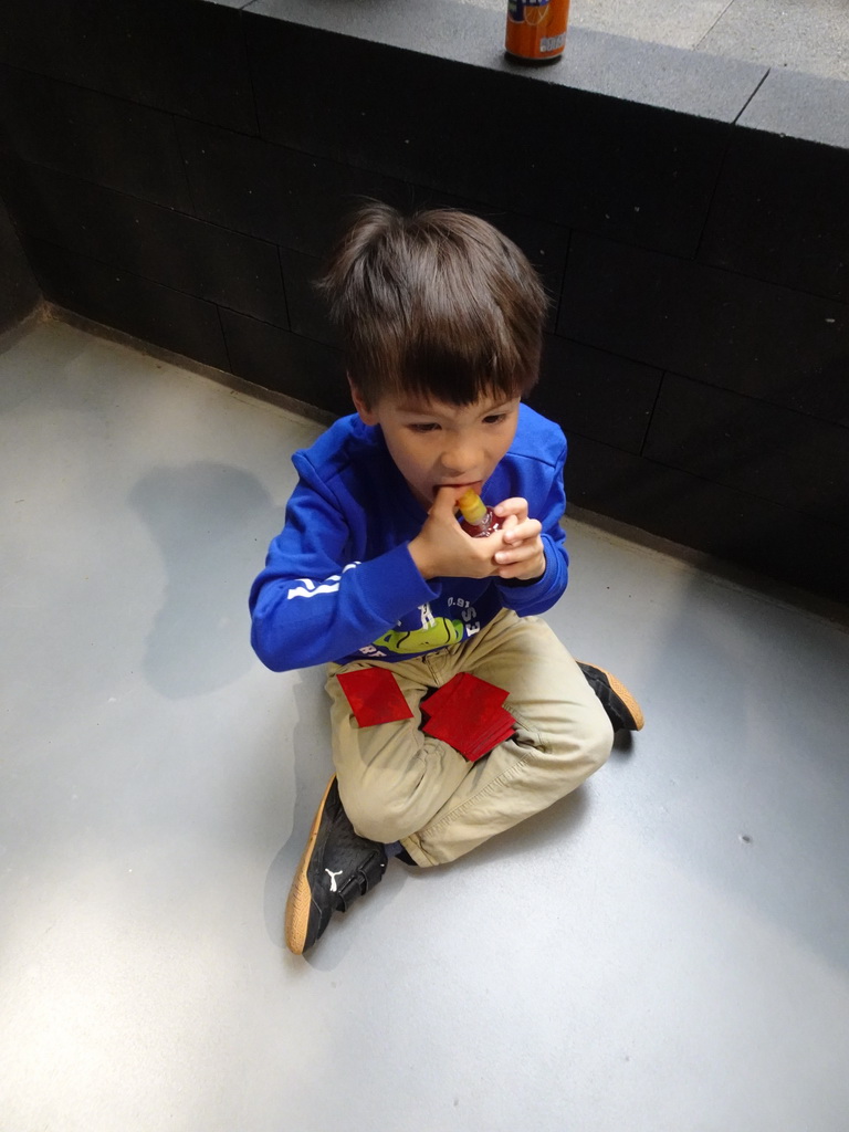 Max eating candy at the lower floor of the Reptielenhuis De Aarde zoo