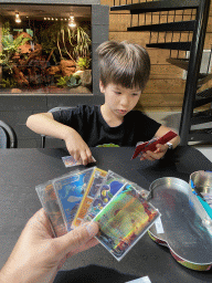 Tim and Max playing with Pokémon cards at the lower floor of the Reptielenhuis De Aarde zoo