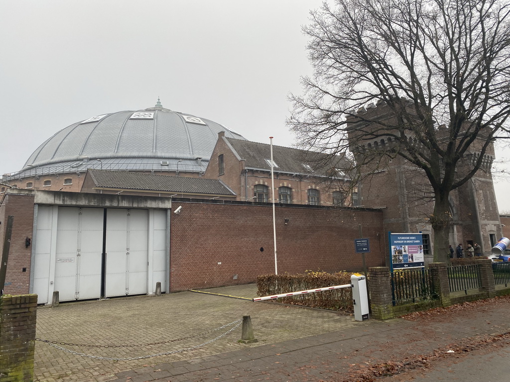 Left front of the Koepelgevangenis building at the Nassausingel street