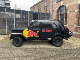Red Bull jeep in front of the Koepelgevangenis building at the Nassausingel street