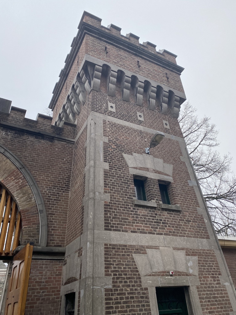 Back left side of the Gate to the Koepelgevangenis building at the Nassausingel street