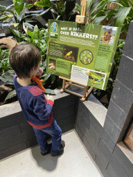 Max with information on frogs at the lower floor of the Reptielenhuis De Aarde zoo