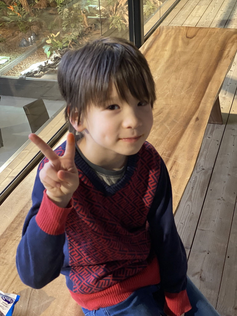 Max on a bench at the upper floor of the Reptielenhuis De Aarde zoo