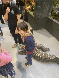 Max and a zookeeper with a Ball Python at the lower floor of the Reptielenhuis De Aarde zoo