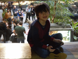 Max at the upper floor of the Reptielenhuis De Aarde zoo, with a view on a zookeeper with a Ball Python at the lower floor