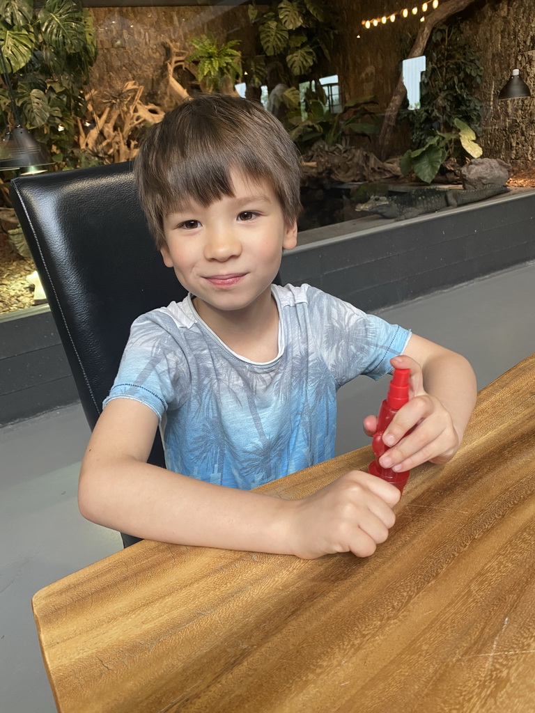 Max with candy at the lower floor of the Reptielenhuis De Aarde zoo