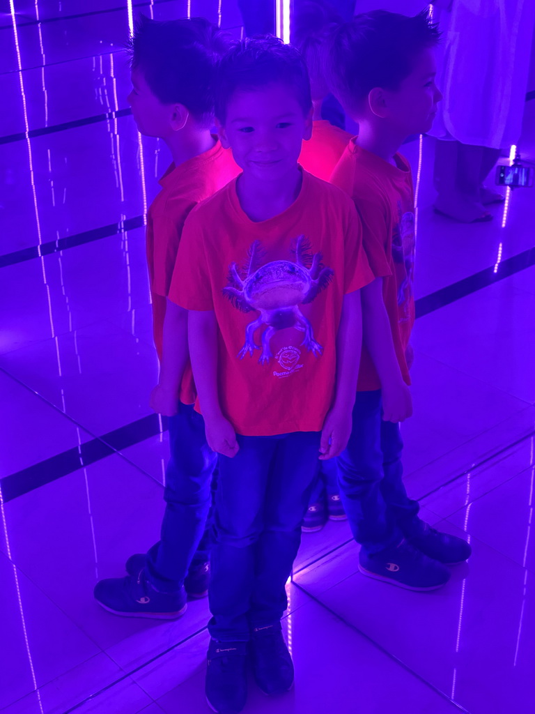 Max at the mirror room at the SuperNova Experience museum