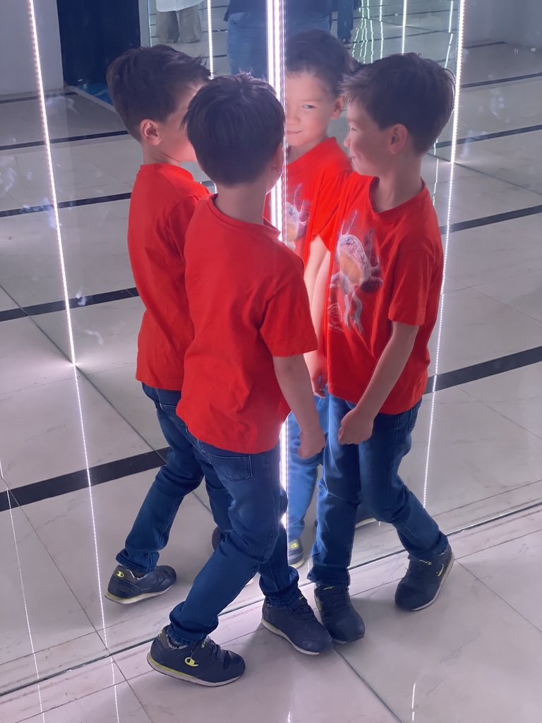 Max at the mirror room at the SuperNova Experience museum