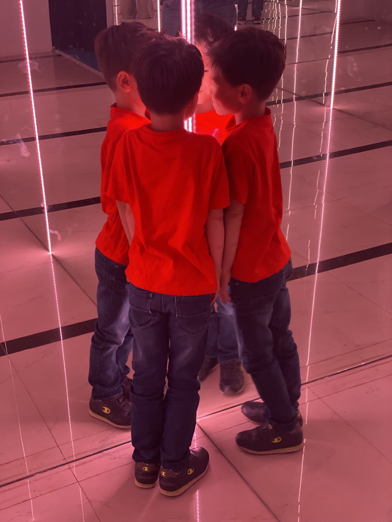 Max at the mirror room at the SuperNova Experience museum