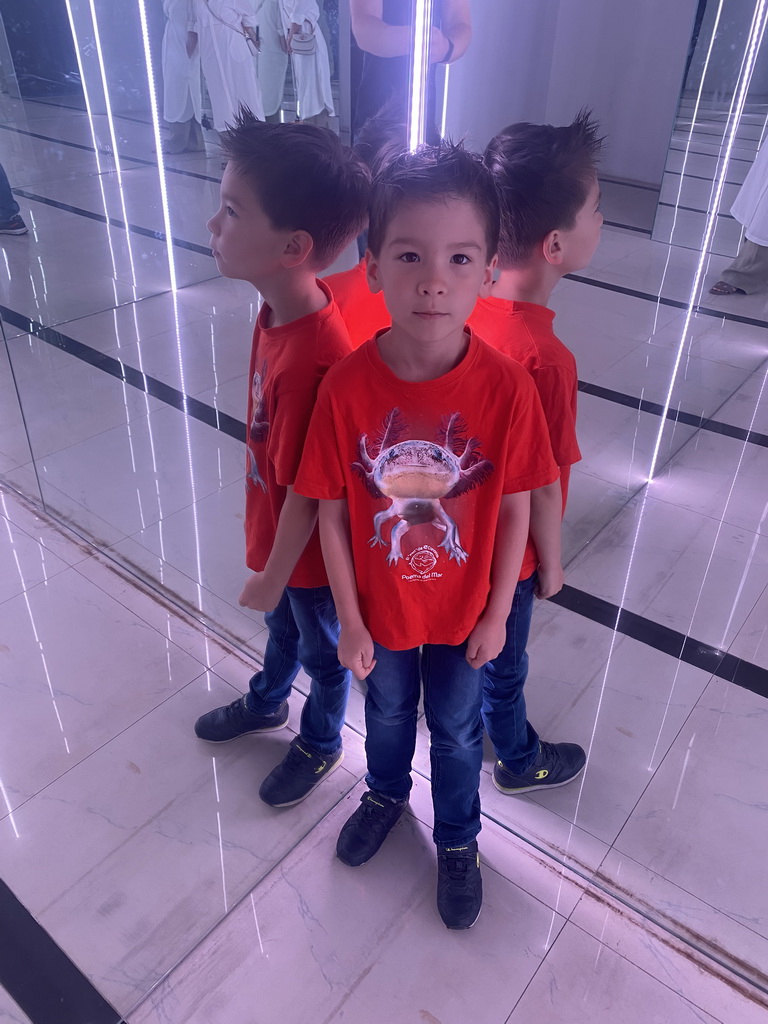 Max at the mirror room at the SuperNova Experience museum